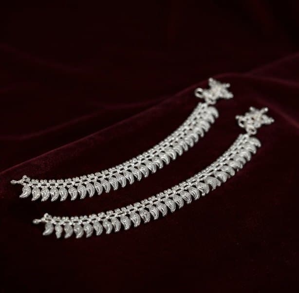 Elegant Leaf Pattern Silver Anklets
